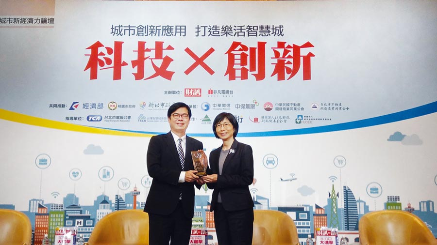 東元電機(jī)榮獲2019年智慧城市卓越貢獻(xiàn)獎(jiǎng)，評(píng)審委員會(huì)尤其高度肯定邱純枝董事長（右）在智慧創(chuàng)新領(lǐng)域的付出與貢獻(xiàn)，特別頒發(fā)獎(jiǎng)項(xiàng)予以鼓勵(lì)。圖／東元提供
