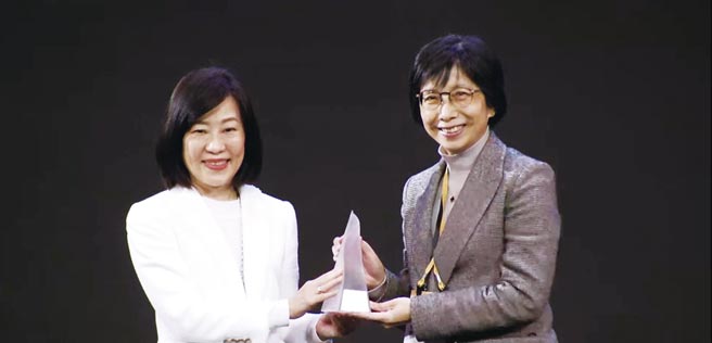 東元電機以「智慧噴霧防疫機器人」勇奪臺灣精品金質(zhì)獎，由東元電機邱純枝董事長（右）受獎。圖／東元提供
